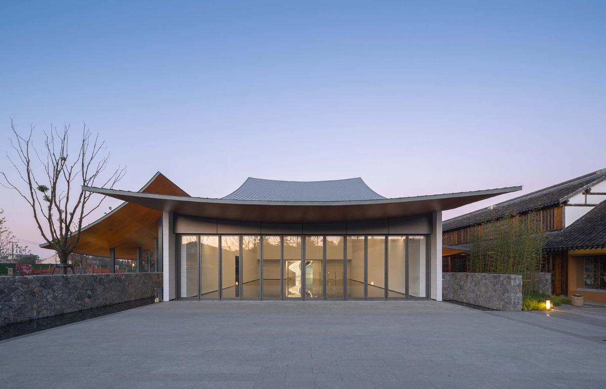 24_展廳幕墻可開啟，實現室內外展陳空間融合（閉合狀態）_?此間建筑攝影.jpg